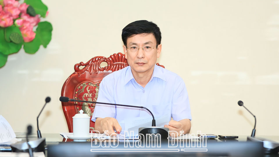 Đồng chí Phạm Đình Nghị, Phó Bí thư Tỉnh ủy, Chủ tịch UBND tỉnh chủ trì hội nghị. 