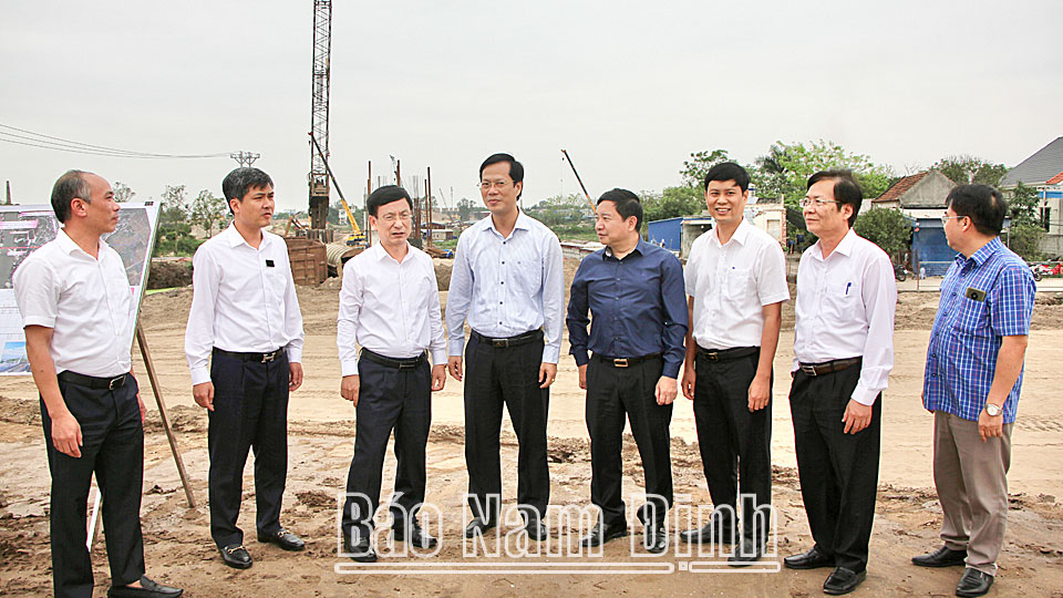 Đồng chí Phạm Đình Nghị, Phó Bí thư Tỉnh ủy, Chủ tịch UBND tỉnh kiểm tra tiến độ thi công cầu vượt sông Đào. 
