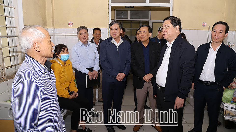 Đồng chí Phạm Gia Túc (thứ hai, từ phải sang) kiểm tra thực tế tại Trung tâm Y tế huyện Vụ Bản (tỉnh Nam Định).