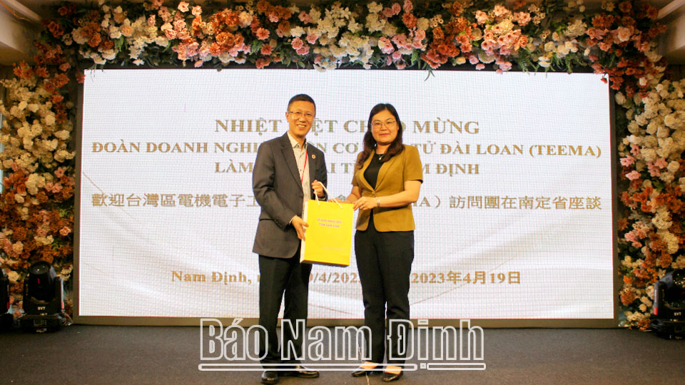 Đồng chí Hà Lan Anh, TUV, Phó Chủ tịch UBND tỉnh tặng quà đại diện Đoàn Doanh nghiệp Đài Loan khảo sát cơ hội đầu tư tại Nam Định.