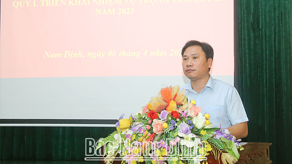 Đồng chí Hoàng Nguyên Dự, Ủy viên Ban TVTU, Trưởng Ban Nội chính Tỉnh ủy trình bày báo cáo tại hội nghị.