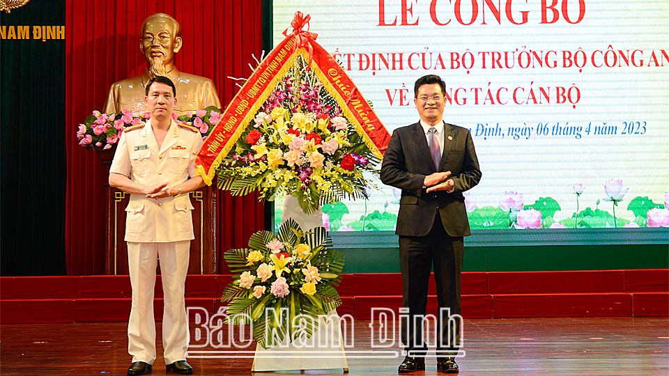 Đồng chí Trần Anh Dũng, Ủy viên Ban TVTU, Phó Chủ tịch Thường trực UBND tỉnh tặng lẵng hoa tươi thắm chúc mừng đồng chí tân Phó Giám đốc Công an tỉnh Phan Văn Lý. 