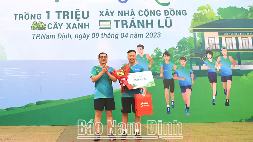 Đại diện BIDV Nam Định trao giải Nhất cho vận động viên nam đạt giải Nhất nội dung nam dưới 45 tuổi.