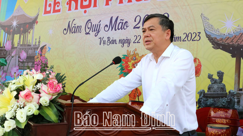 Đồng chí Trần Lê Đoài, TUV, Phó Chủ tịch UBND tỉnh phát biểu tại chương trình khai mạc lễ hội Phủ Dầy.