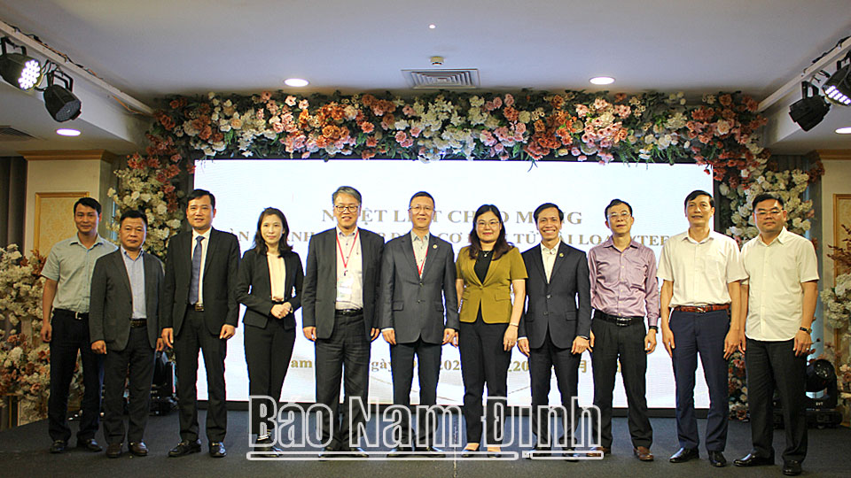 Đồng chí Hà Lan Anh, TUV, Phó Chủ tịch UBND tỉnh và lãnh đạo các sở, ngành của tỉnh chụp ảnh lưu niệm với đại diện Đoàn doanh nghiệp Đài Loan khảo sát cơ hội đầu tư tại Nam Định.