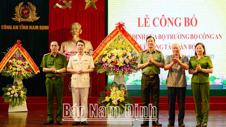 Ban Giám đốc Công an tỉnh tặng lẵng hoa tươi thắm chúc mừng tân Phó Giám đốc Công an tỉnh Phan Văn Lý.