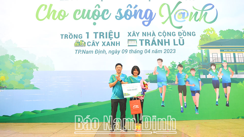 Đại diện BIDV Thành Nam trao giải Nhất cho vận động nữ đạt giải Nhất nội dung nữ dưới 45 tuổi.