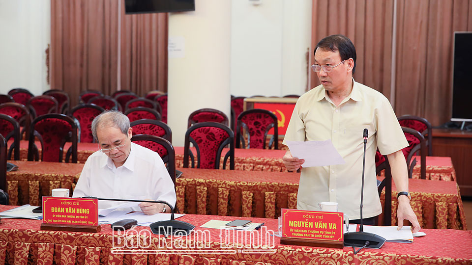 Đồng chí Nguyễn Văn Va, Ủy viên Ban TVTU, Trưởng Ban Tổ chức Tỉnh ủy phát biểu tại hội nghị. 