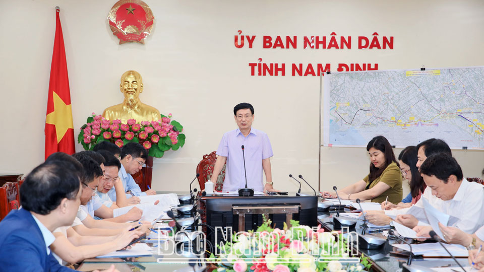  Đồng chí Phạm Đình Nghị, Phó Bí thư Tỉnh ủy, Chủ tịch UBND tỉnh phát biểu kết luận hội nghị. 