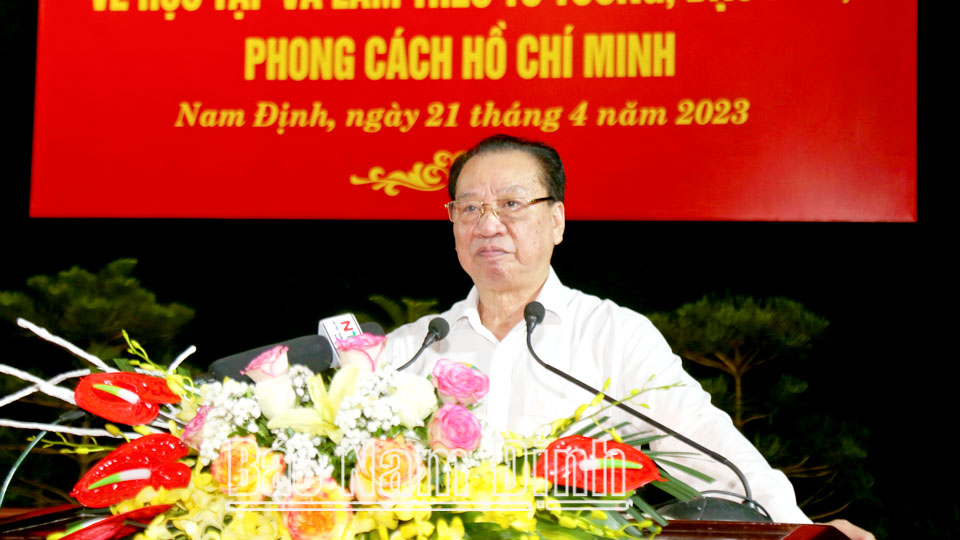 GS.TS Phùng Hữu Phú, nguyên Phó Chủ tịch Thường trực Hội đồng Lý luận Trung ương truyền đạt các chuyên đề tại hội nghị. 
