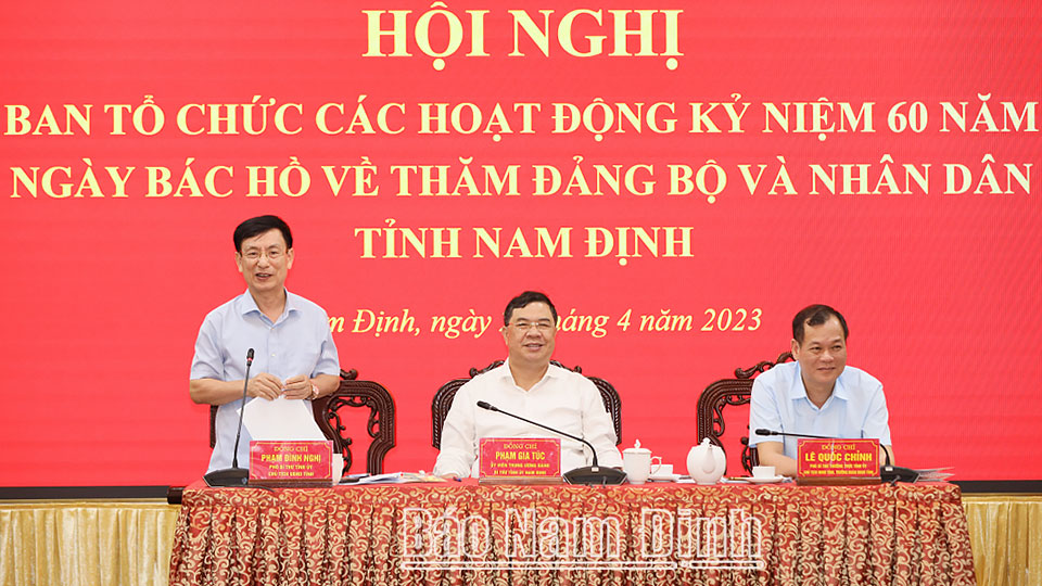 Đồng chí Phạm Đình Nghị, Phó Bí thư Tỉnh ủy, Chủ tịch UBND tỉnh, Phó Trưởng Ban Tổ chức các hoạt động kỷ niệm 60 năm Ngày Bác Hồ về thăm tỉnh Nam Định phát biểu tại hội nghị.
