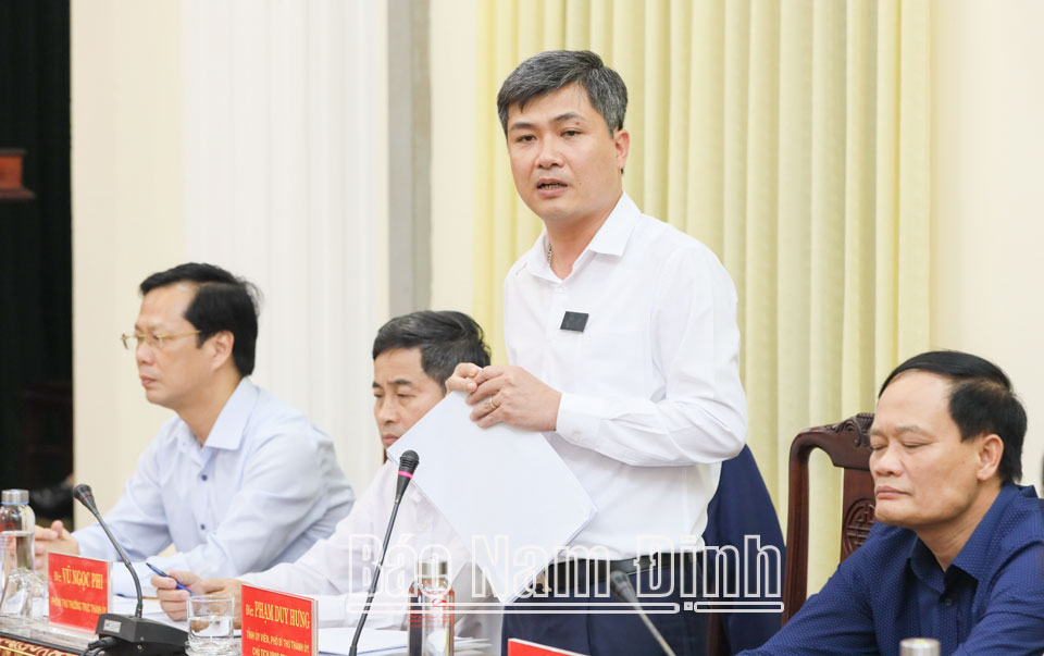 Đồng chí Phạm Duy Hưng, TUV, Chủ tịch UBND thành phố Nam Định phát biểu tại buổi làm việc.