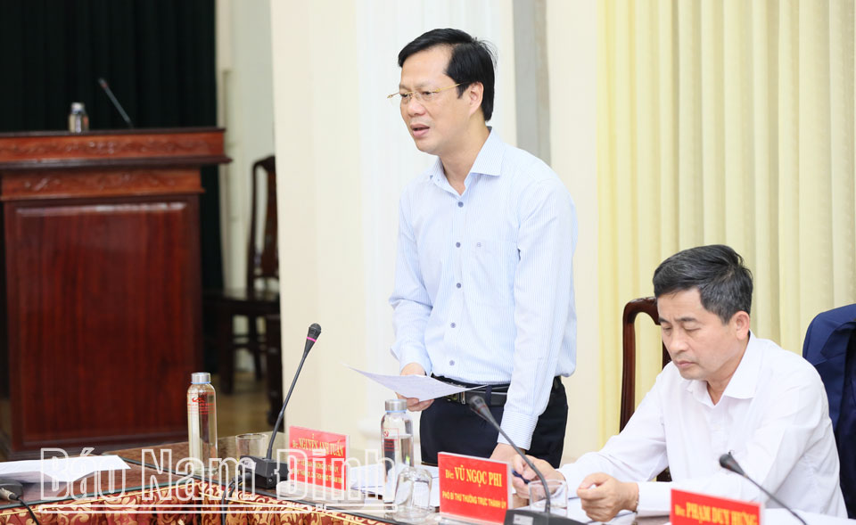 Đồng chí Nguyễn Anh Tuấn, Ủy viên Ban TVTU, Bí thư Thành ủy, Chủ tịch HĐND thành phố Nam Định phát biểu tại buổi làm việc.