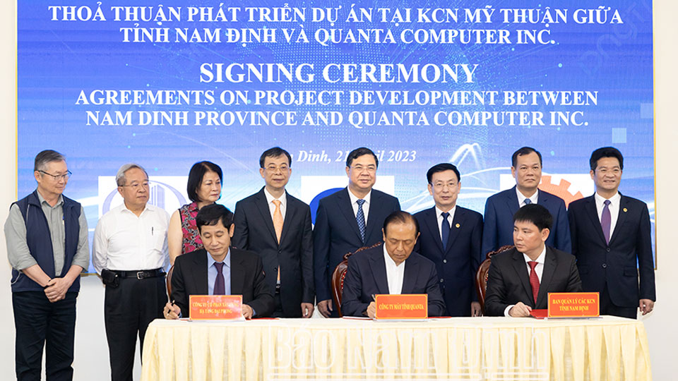 Các đồng chí lãnh đạo tỉnh chứng kiến lễ ký kết giữa Ban Quản lý các KCN, Công ty Cổ phần xây dựng hạ tầng Đại Phong và Tập đoàn Quanta Computer Inc.