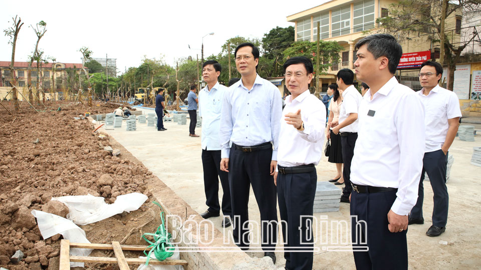Đồng chí Phạm Đình Nghị, Phó Bí thư Tỉnh ủy, Chủ tịch UBND tỉnh kiểm tra tiến độ xây dựng dự án cải tạo và nâng cấp Quảng trường Hòa Bình, thành phố Nam Định. 