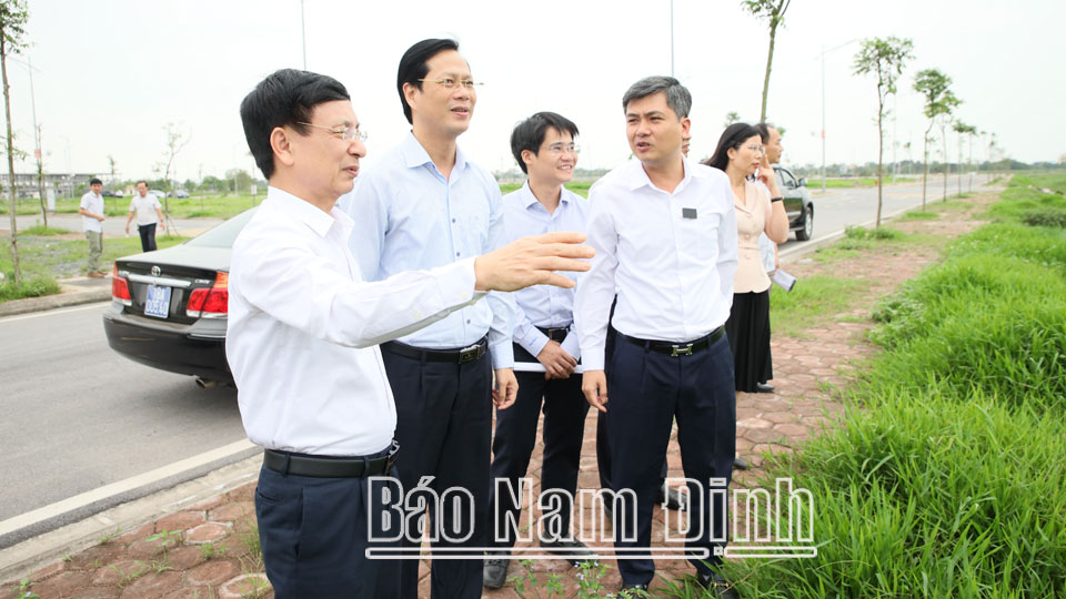 Đồng chí Phạm Đình Nghị, Phó Bí thư Tỉnh ủy, Chủ tịch UBND tỉnh kiểm tra tiến độ thi công đường nối cầu vượt sông Đào với đường Lê Đức Thọ, thành phố Nam Định.
