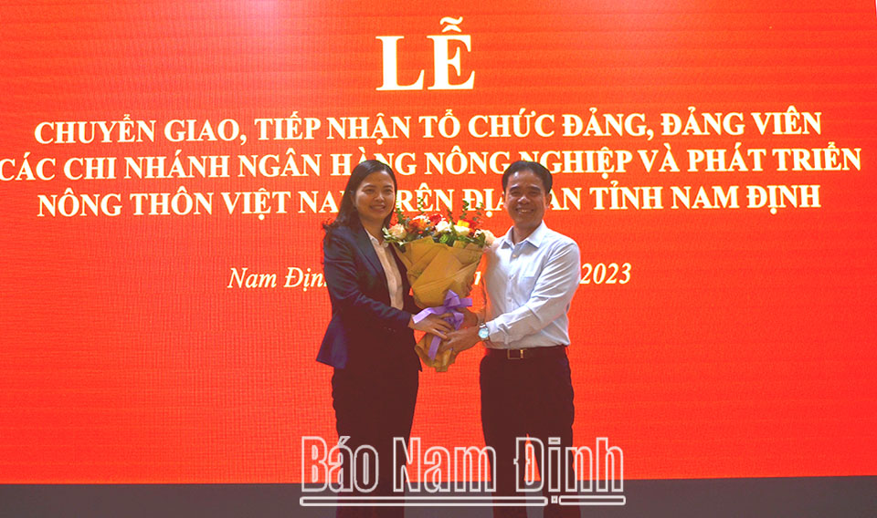 Đồng chí Vũ Hữu Thi, TUV, Bí thư Đảng ủy Khối các Cơ quan và Doanh nghiệp tỉnh tặng lẵng hoa tươi thắm chúc mừng Agribank.