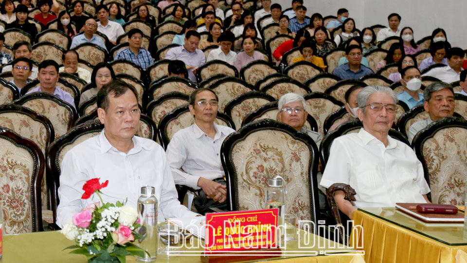 Đồng chí Lê Quốc Chỉnh, Phó Bí thư Thường trực Tỉnh ủy, Chủ tịch HĐND tỉnh, Trưởng đoàn Đoàn đại biểu Quốc hội tỉnh và các đại biểu dự hội nghị.