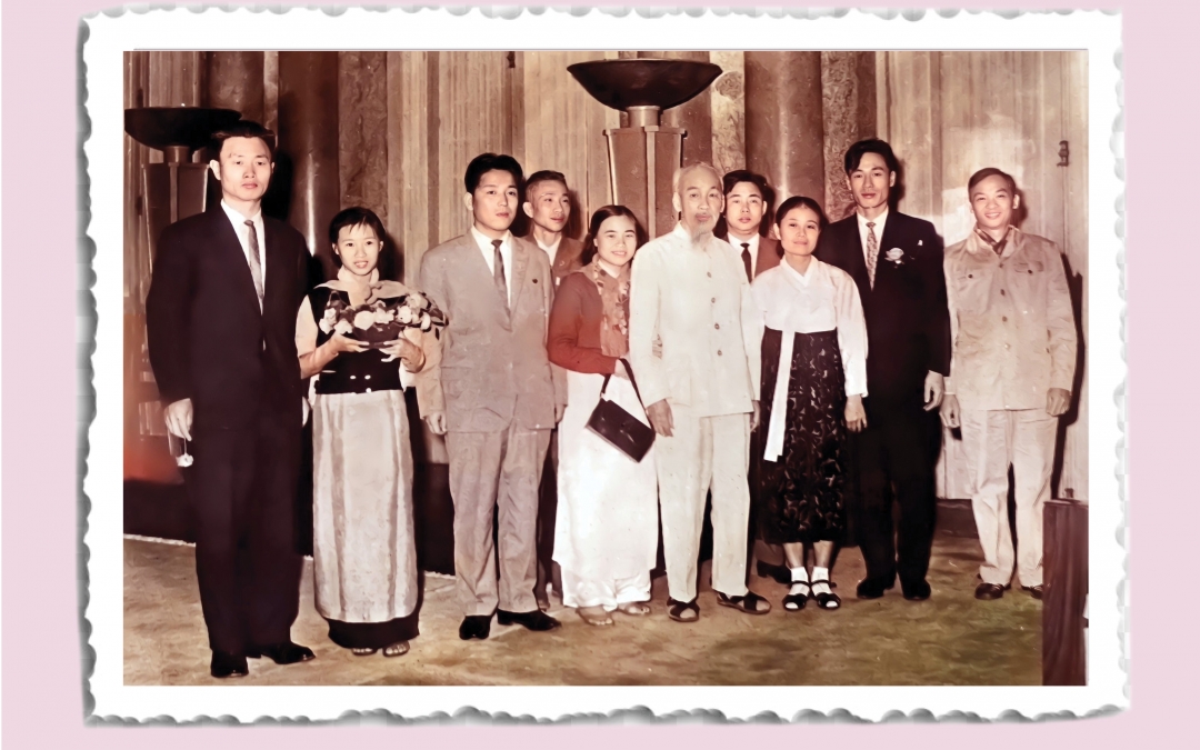 Bà Vũ Thị Bích Liên, Huy hiệu 60 năm tuổi Đảng (người đứng thứ 2 từ trái sáng) vinh dự được chụp ảnh với Bác Hồ tại Phủ Chủ tịch tháng 12-1966.