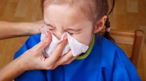 5 hệ lụy nguy hiểm khi cha mẹ tự rửa, hút mũi cho trẻ không đúng cách