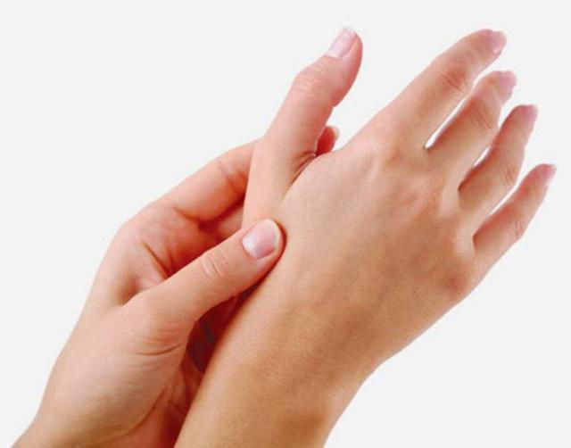 Tê bì tay chân là nguyên nhân của bệnh gì và khi nào cần đi khám?