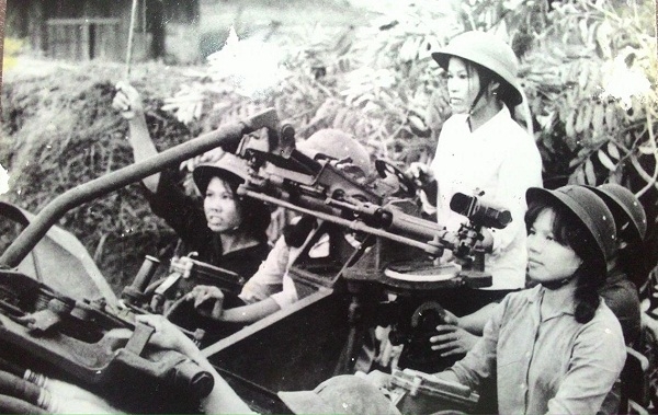 Trung đội tự vệ nữ Nhà máy Dệt Nam Định đang trực chiến tại trận địa nhà máy.
Ảnh: Tư liệu