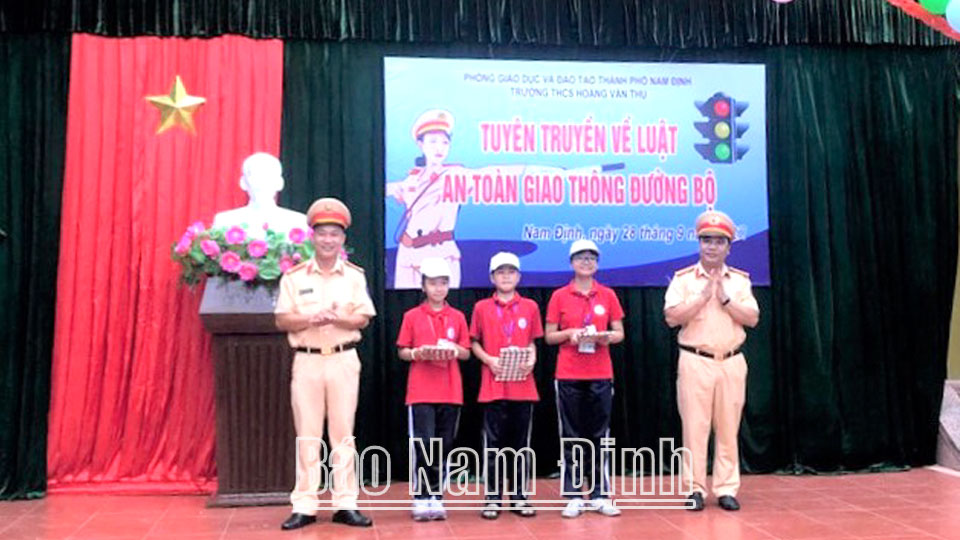 Trường THCS Hoàng Văn Thụ (thành phố Nam Định) mời Công an Thành phố giao lưu, tuyên truyền pháp luật về An toàn giao thông đường bộ cho học sinh.
