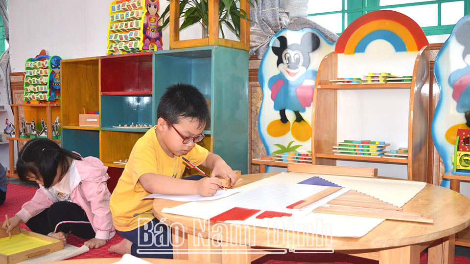 Học sinh Trường Mầm non xã Giao Tân (Giao Thủy) tham gia lớp học áp dụng phương pháp giáo dục tiên tiến Montessori.