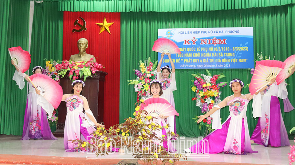 Hội viên phụ nữ xã Hải Phương (Hải Hậu) biểu diễn văn nghệ trong dịp kỷ niệm Ngày Quốc tế phụ nữ 8-3-2023.