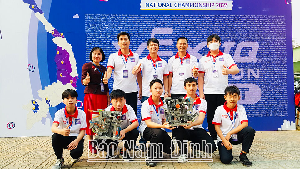 Đội tuyển rô bốt của Trường THCS Nguyễn Hiền giành giải Nhì tại cuộc thi VEX IQ Robotics toàn quốc năm 2023.
Ảnh: Do cơ sở cung cấp