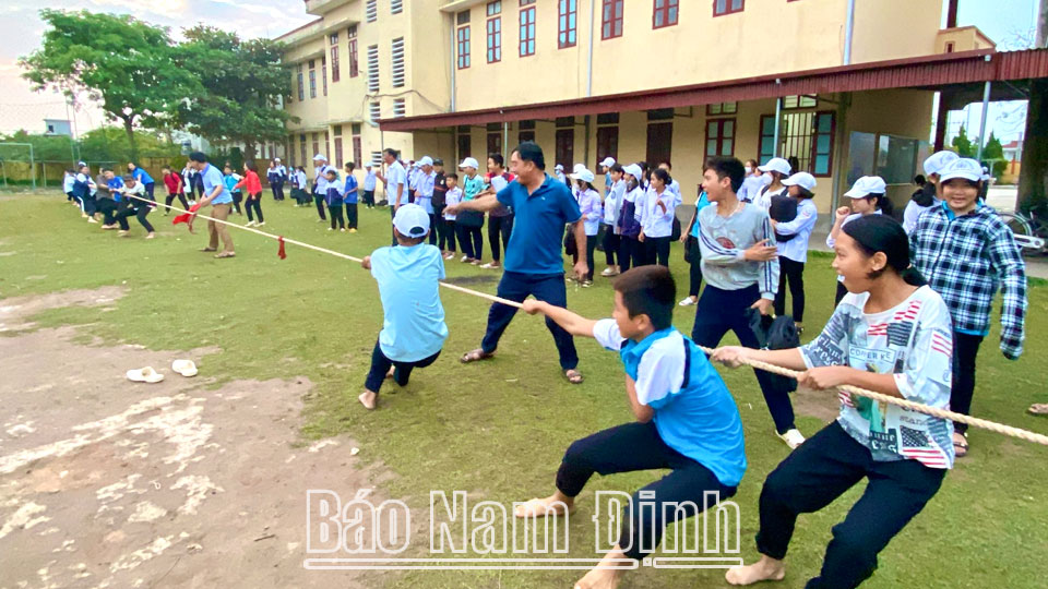 Trường THCS thị trấn Rạng Đông tổ chức thi đấu kéo co cho học sinh nhân kỷ niệm Ngày Nhà giáo Việt Nam (20-11).
Ảnh: Do cơ sở cung cấp