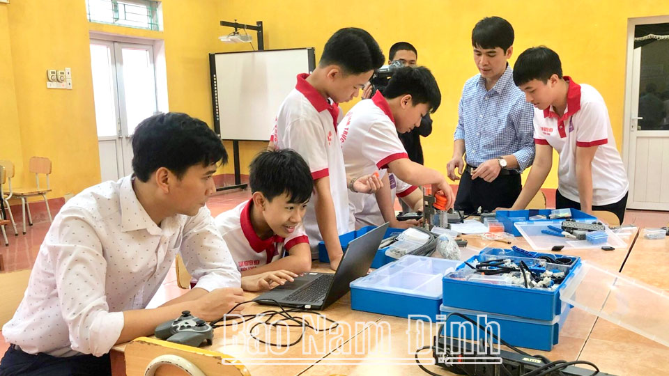Sinh hoạt CLB Robotis Trường THCS Nguyễn Hiền