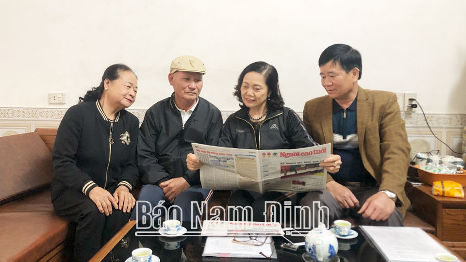 Cán bộ Hội Người cao tuổi phường Mỹ Xá (thành phố Nam Định) chuẩn bị tài liệu cho buổi sinh hoạt của Hội.
