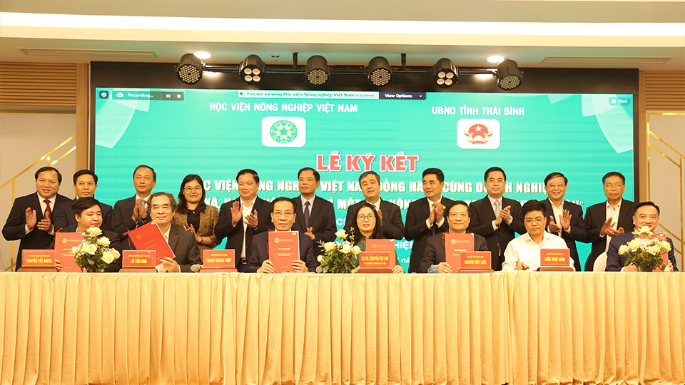 Các đồng chí lãnh đạo chứng kiến lãnh đạo các Sở: Khoa học và Công nghệ, Giáo dục và Đào tạo các tỉnh ký kết các chương trình hợp tác với Học viện Nông nghiệp Việt Nam.

