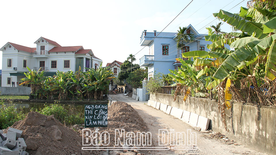Xóm C, thôn Áp Phú, xã Thành Lợi (Vụ Bản) làm đường giao thông nông thôn.