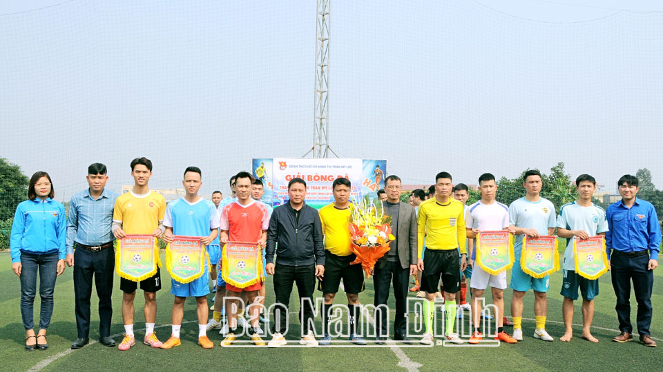 Đoàn Thanh niên thị trấn Mỹ Lộc tổ chức giải bóng đá, thu hút đông đảo đoàn viên, thanh niên tham gia.