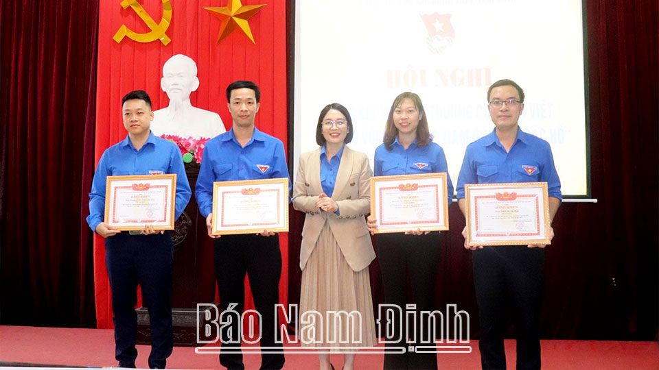 Lãnh đạo Tỉnh Đoàn trao tặng Bằng khen cho các tập thể tiêu biểu trong cuộc thi Bác Hồ với Nam Định, Nam Định với Bác Hồ.