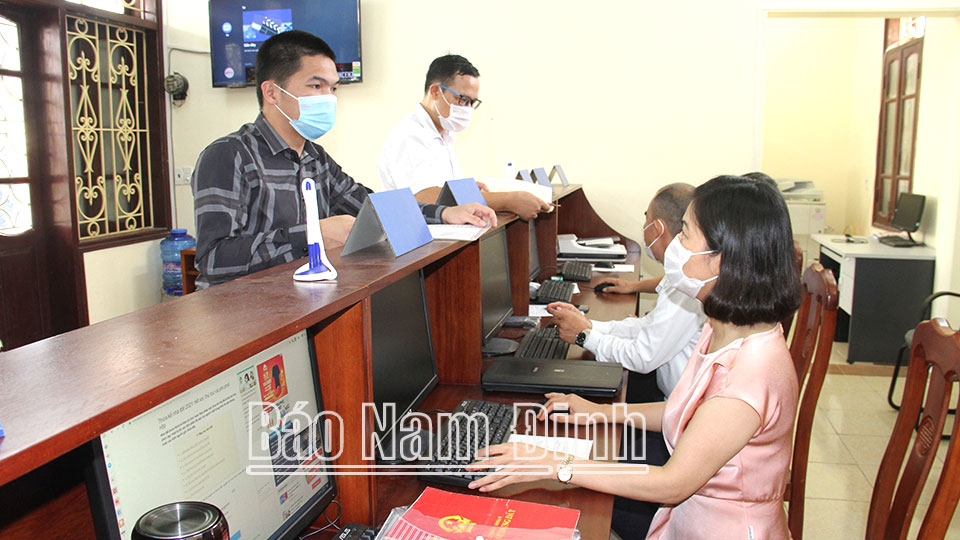 Hướng dẫn người dân thực hiện thủ tục hành chính tại Trung tâm giao dịch hành chính một cửa huyện Mỹ Lộc.
Bài và ảnh: Nguyễn Hương