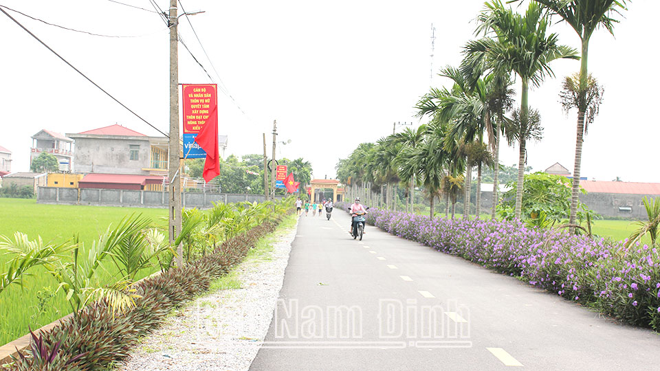 Hệ thống giao thông nông thôn xã Hợp Hưng thường xuyên được cải tạo, nâng cấp đáp ứng các tiêu chí xây dựng nông thôn mới.