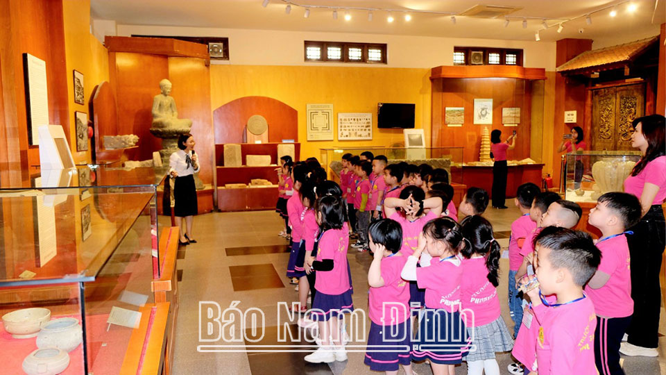 Học sinh Trường Mầm non Hồng Ngọc, phường Trần Quang Khải (thành phố Nam Định) trải nghiệm tìm hiểu tại Bảo tàng tỉnh.
Ảnh: Vân Thi