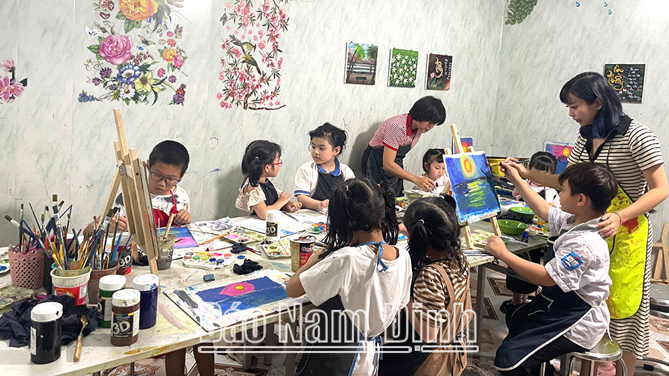 Một buổi học vẽ tại Trung tâm nghệ thuật Liên music ở thành phố Nam Định.