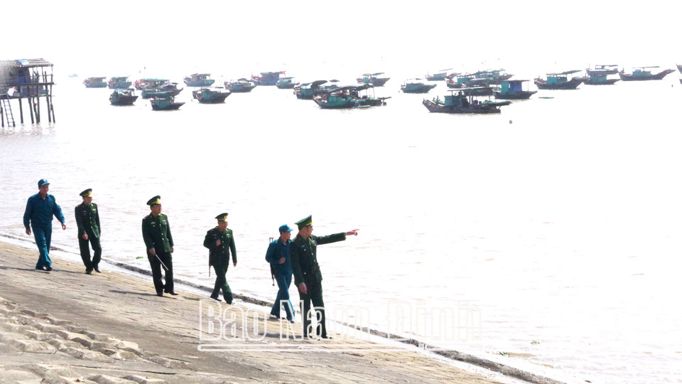 Chiến sĩ Đồn Biên phòng Quất Lâm tuần tra bảo đảm an ninh trật tự khu vực biên giới biển.
