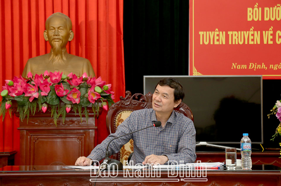 Đồng chí Thạc sĩ Ngô Minh Tuấn, Tổng Biên tập tạp chí Xây dựng Đảng trao đổi với cán bộ, phóng viên Báo Nam Định về tuyên truyền xây dựng Đảng. 