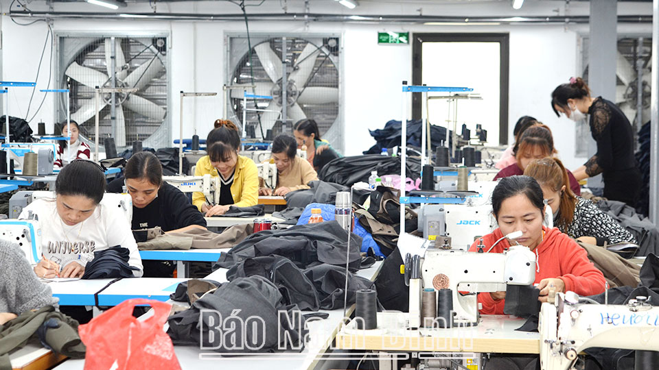 Sản xuất hàng may mặc xuất khẩu tại Công ty TNHH Sản xuất thương mại dệt may Việt Thái, xã Yên Trị (Ý Yên).