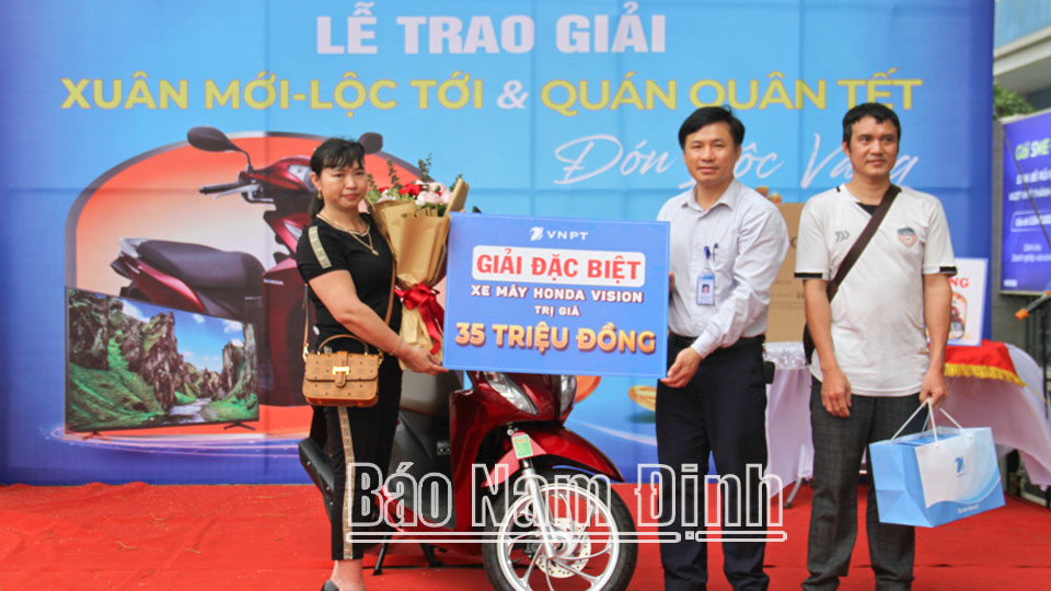 Đại diện VNPT VinaPhone Nam Định trao thưởng cho khách hàng đạt giải đặc biệt trong Chương trình Xuân mới – Lộc tới.