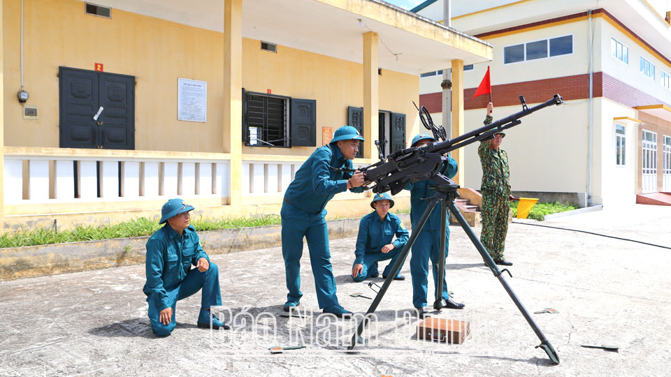 Khẩu đội súng máy phòng không 12,7mm Ban Chỉ huy Quân sự huyện Giao Thủy luyện tập phương án đánh địch đổ bộ đường không.