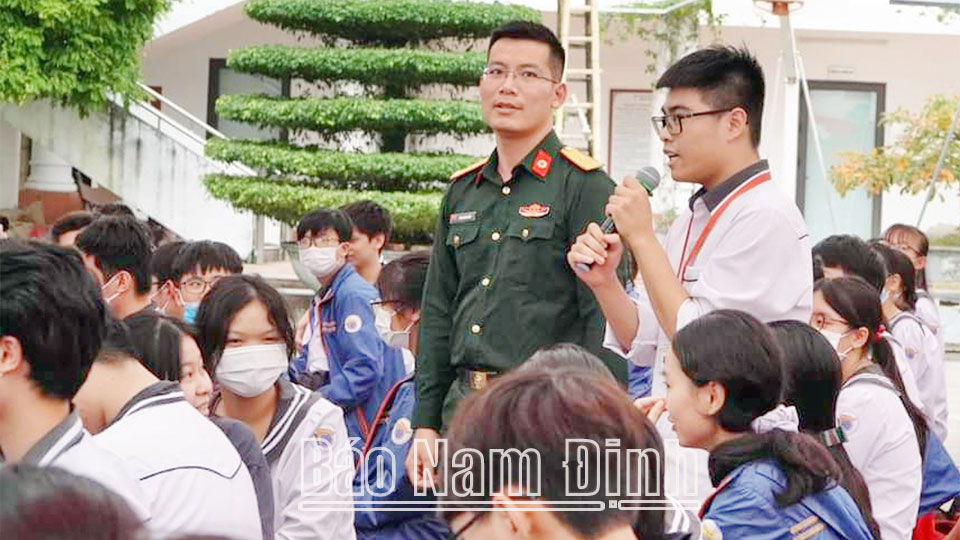 Học sinh Trường THPT chuyên Lê Hồng Phong (thành phố Nam Định) trong một buổi tư vấn hướng nghiệp, tuyển sinh vào Học viện Quân y.