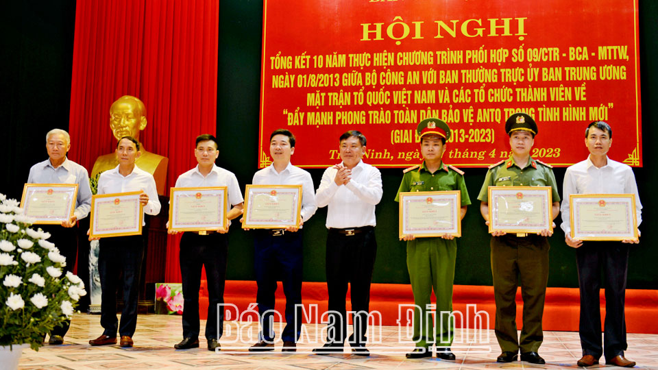 Đồng chí Chủ tịch UBND huyện Trực Ninh tặng Giấy khen của UBND huyện cho các tập thể, cá nhân tiêu biểu. 