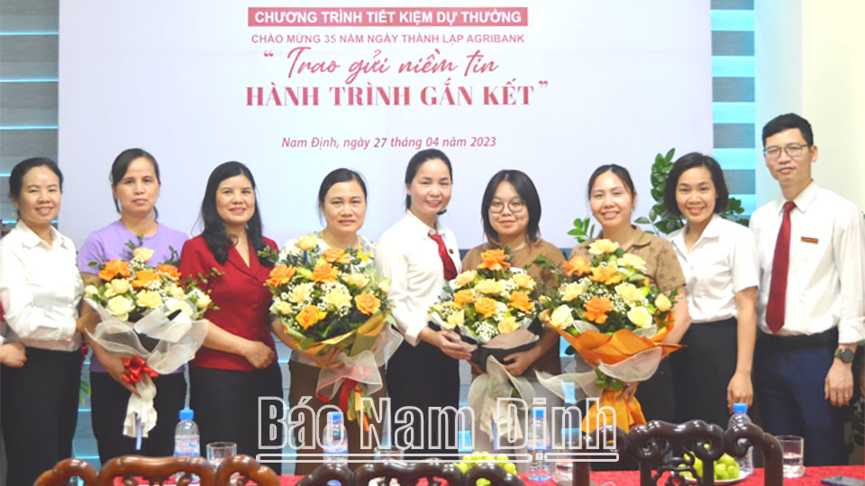 Agribank Thành Nam trao thưởng Chương trình tiết kiệm dự thưởng “Trao gửi niềm tin - Hành trình gắn kết”