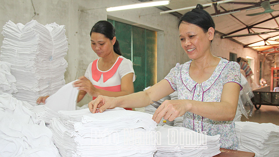 Sản xuất khăn xuất khẩu ở xã Nam Hồng.